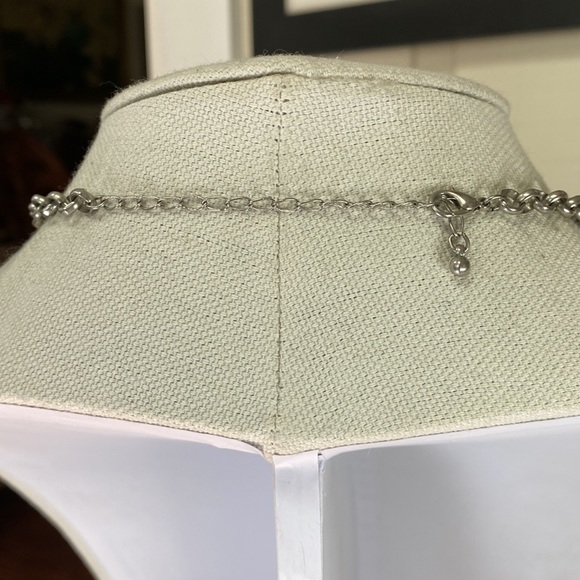 Sparkly collar style silvertone faceted dangling bead necklace - Picture 5 of 7